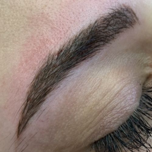 Microblading eyebrows